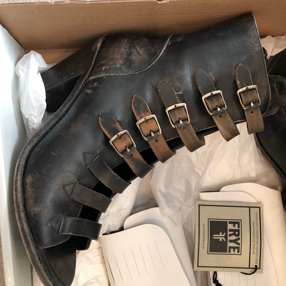 Frye Izzy Belted Short boot - Picture 2 of 7